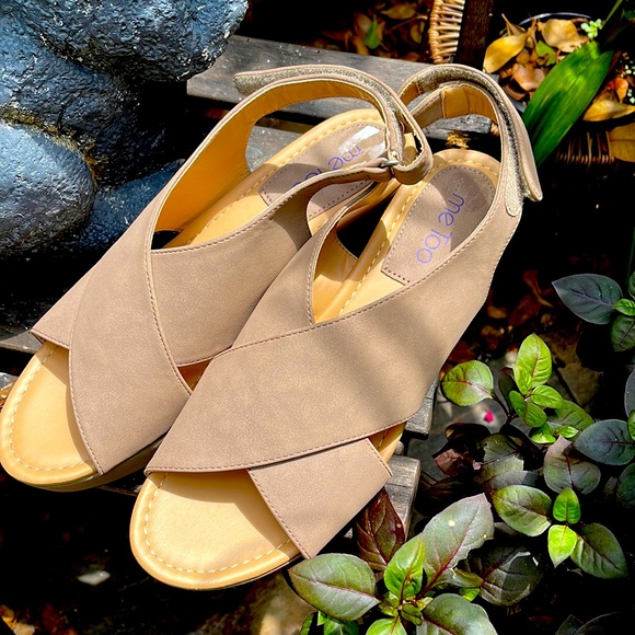 Women’s Tan wedge heels. Size 10.Great condition 2.5 inches high - Picture 1 of 3